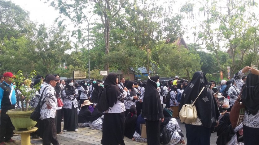 Pagi Ini, Ribuan Guru Kembali Gelar Aksi di Kantor Walikota Pekanbaru